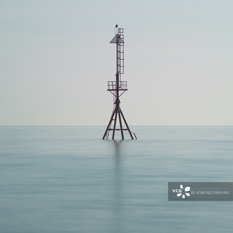 清澈天空下的海景图片素材