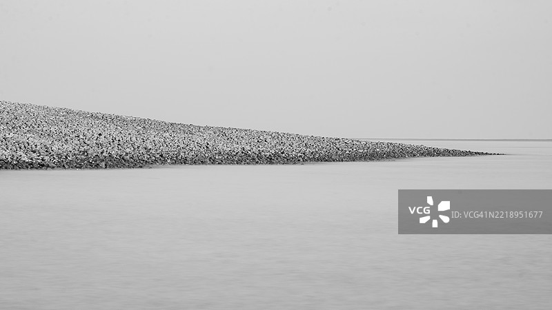 清澈天空下的海洋美景图片素材