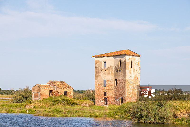 意大利，科马基奥潟湖与蓝天的全景乡村图片素材