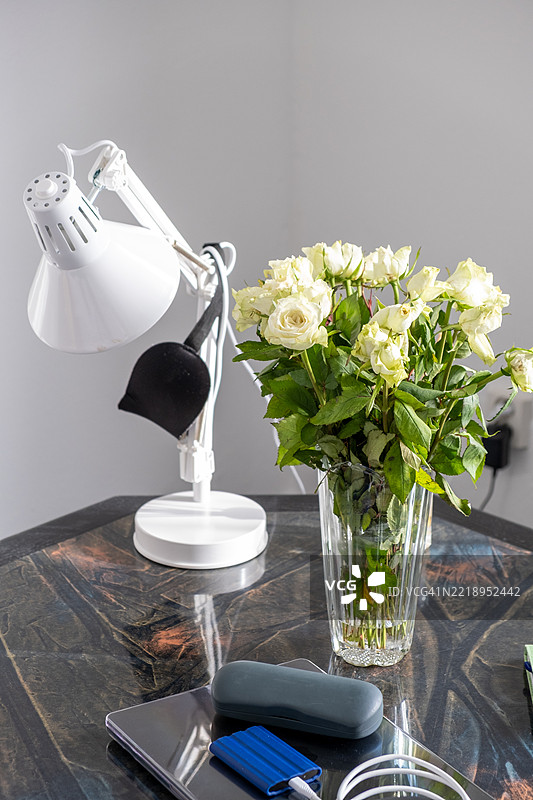 大理石桌子上的白玫瑰花瓶图片素材