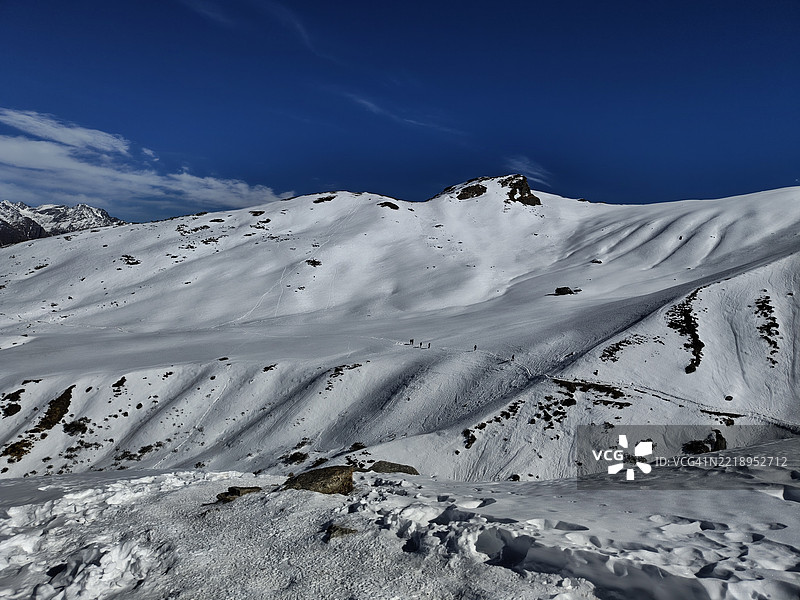 雪山与蓝天的美丽景色图片素材
