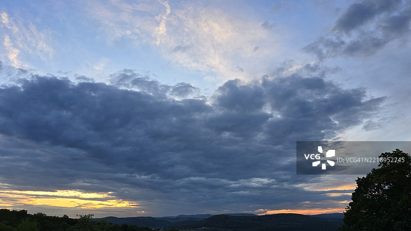 宾夕法尼亚州蒙图尔斯维尔的日落时分戏剧性的天空美景图片素材