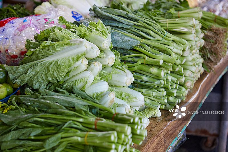 市场摊位上出售的中国白菜和羽衣甘蓝特写镜头图片素材