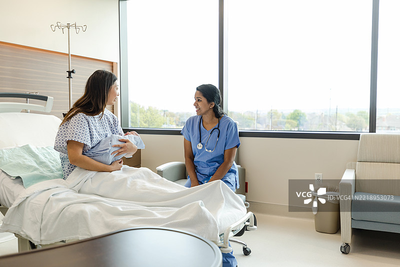 新妈妈和宝宝在医院病房与医生在一起图片素材