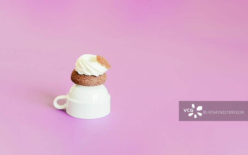 紫色背景下的杯子蛋糕特写图片素材