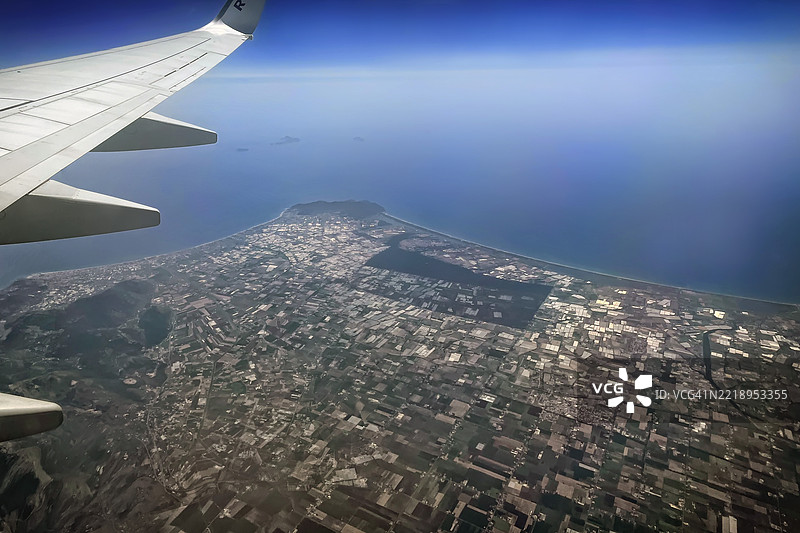 飞机飞越城市景观的裁剪图像图片素材