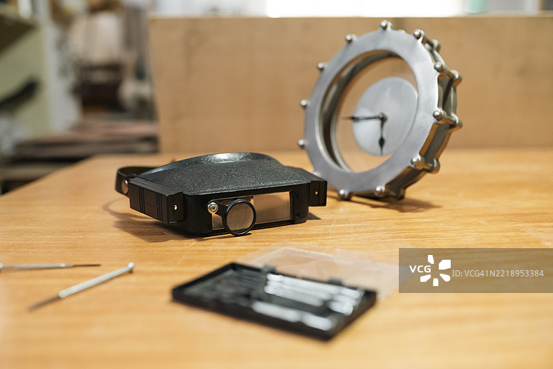 工作坊工作台上的制表工具图片素材