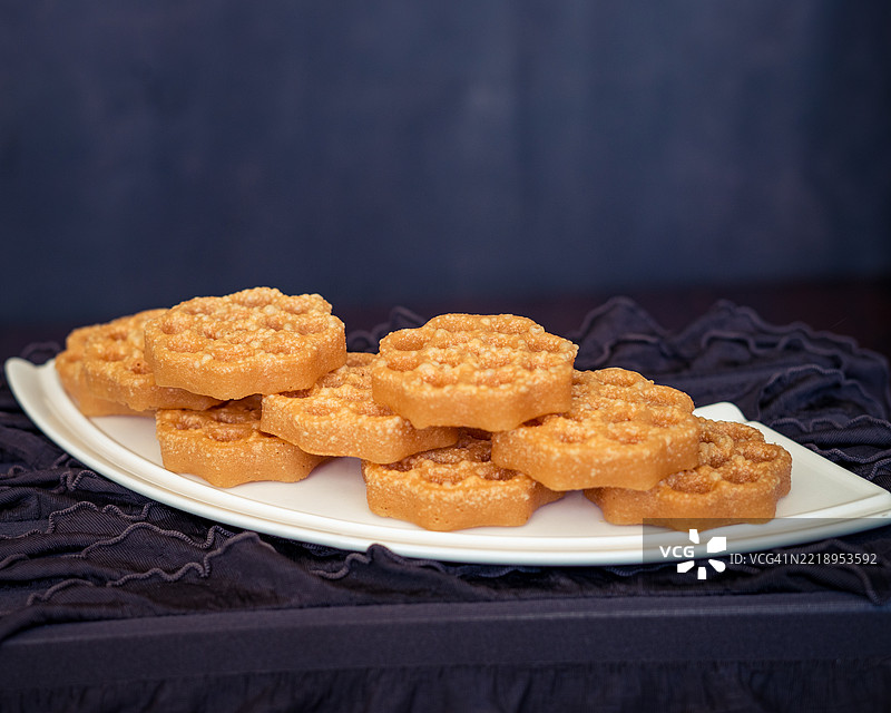 传统马来西亚饼干小吃，称为 kuih loyang，适合开斋节、古尔邦节和斋月。图片素材