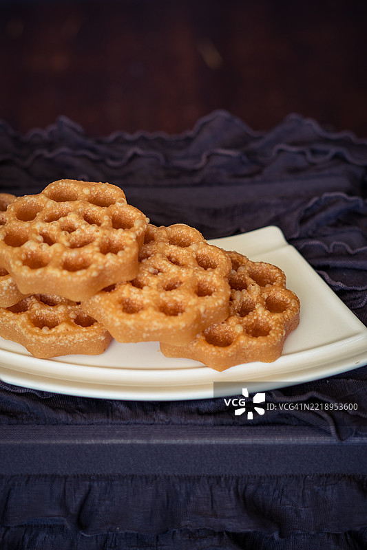 传统马来西亚饼干小吃，称为 kuih loyang，适合开斋节、古尔邦节和斋月。图片素材