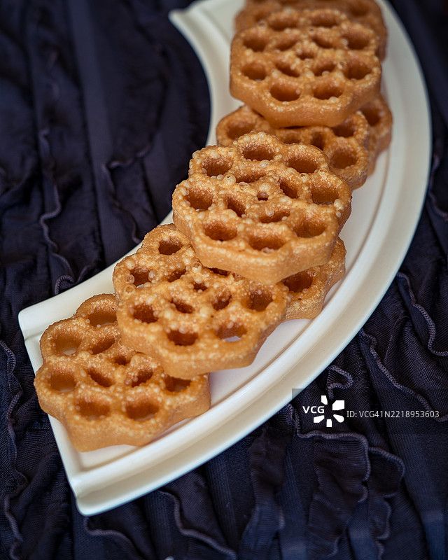 传统马来西亚饼干小吃，称为 kuih loyang，适合开斋节、古尔邦节和斋月。图片素材