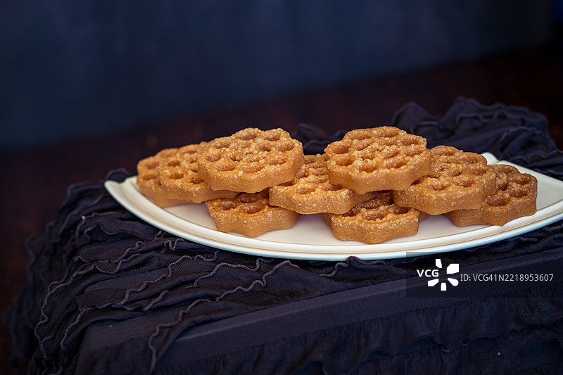 传统马来西亚饼干小吃，称为 kuih loyang，适合开斋节、古尔邦节和斋月。图片素材