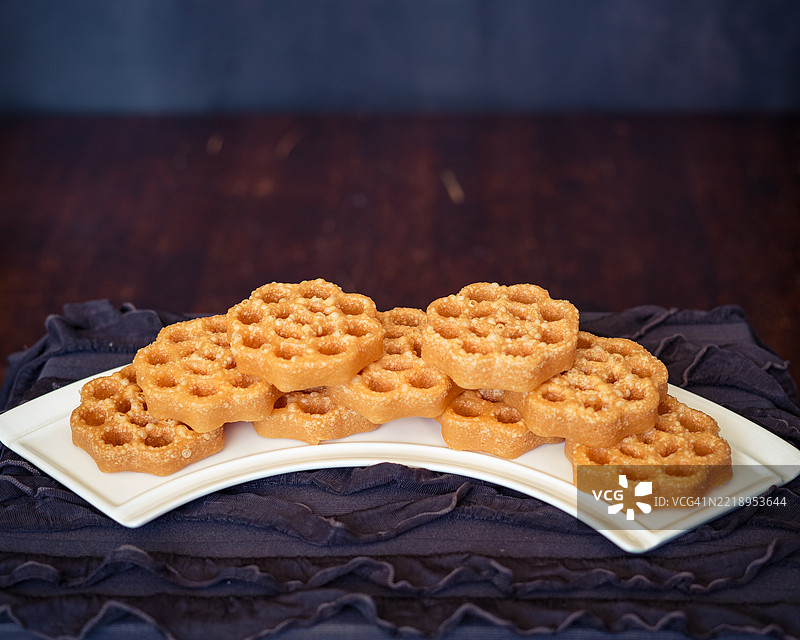 传统马来西亚饼干小吃，称为 kuih loyang，适合开斋节、古尔邦节和斋月。图片素材