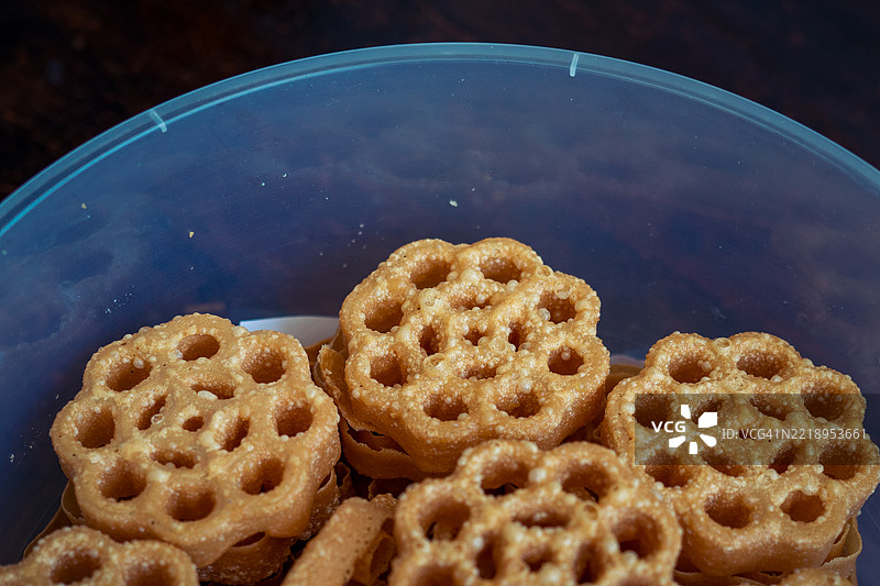 传统马来西亚饼干小吃，称为 kuih loyang，适合开斋节、古尔邦节和斋月。图片素材