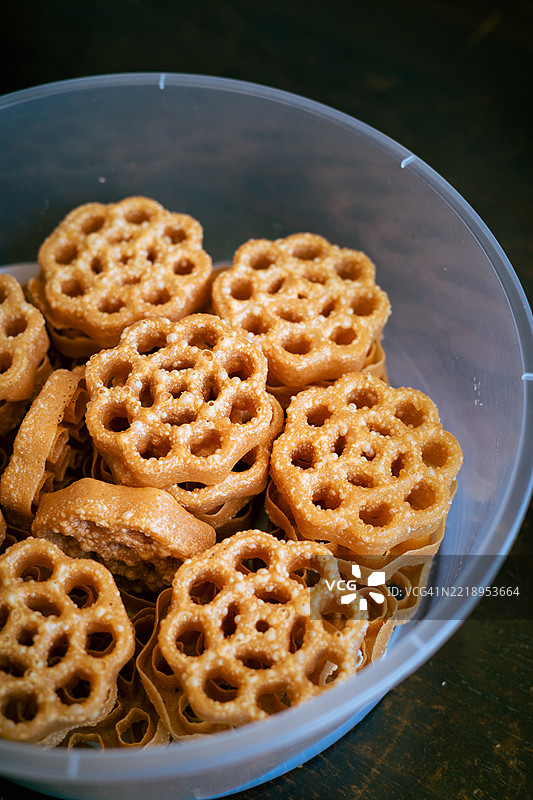 传统马来西亚饼干小吃，称为 kuih loyang，适合开斋节、古尔邦节和斋月。图片素材