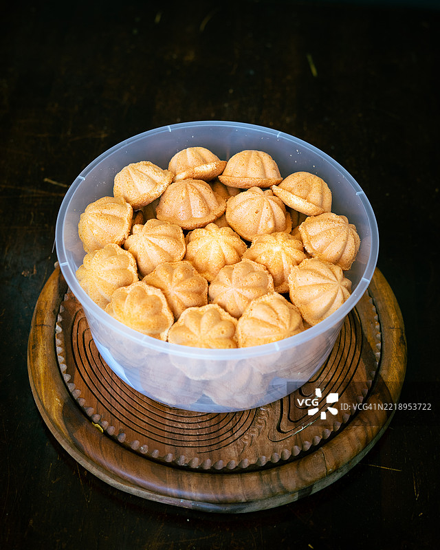 Kuih Bahulu、Baulu或bolu，装在容器中的海绵蛋糕，采用特殊铝模烘焙，是马来西亚和印度尼西亚的传统美食。图片素材