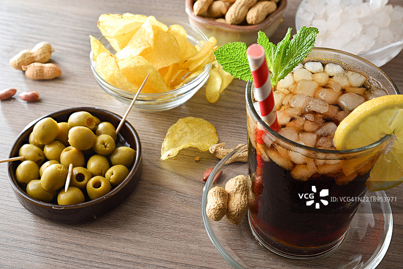 清爽的可乐饮料和木质小吃容器图片素材