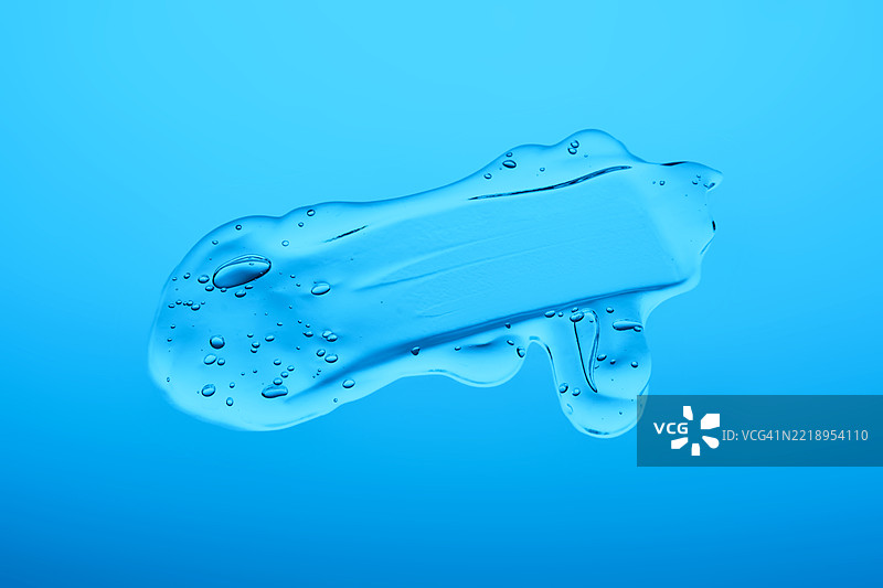 蓝色背景上的化妆凝胶质地图片素材