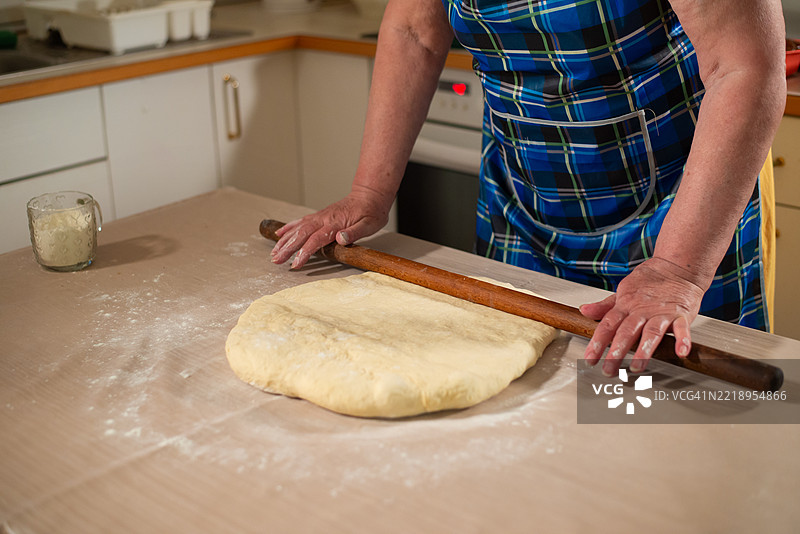 祖母在厨房里做饼干图片素材