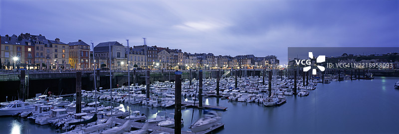 夜晚的迪耶普港口镇图片素材