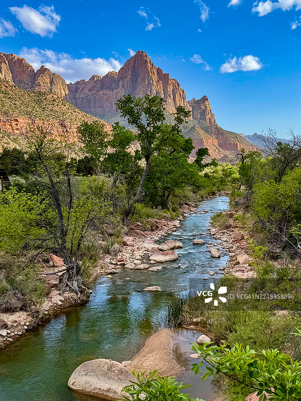 处女河流经守望者山脚下，这是锡安国家公园的标志性景观。图片素材