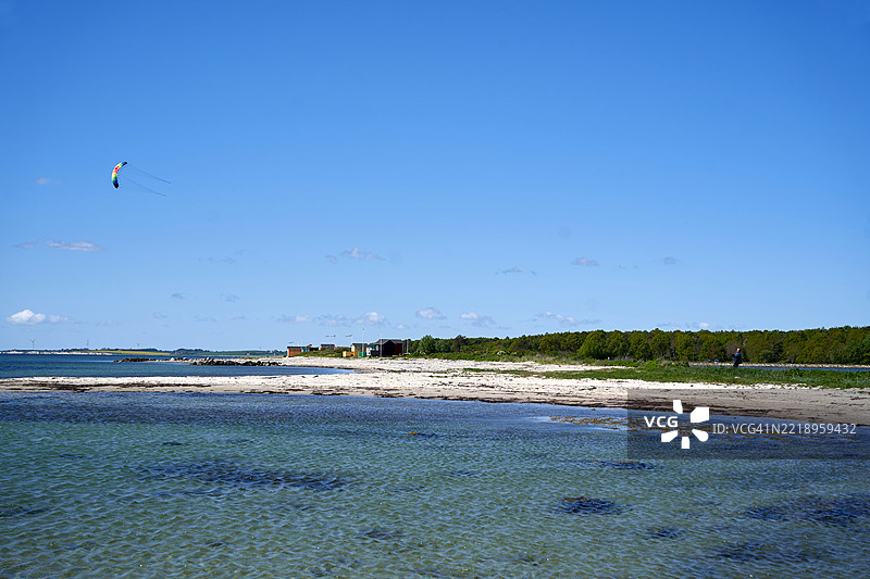 一位女性在波罗的海的厄尔岛马尔斯塔尔海滩上操控特技风筝图片素材