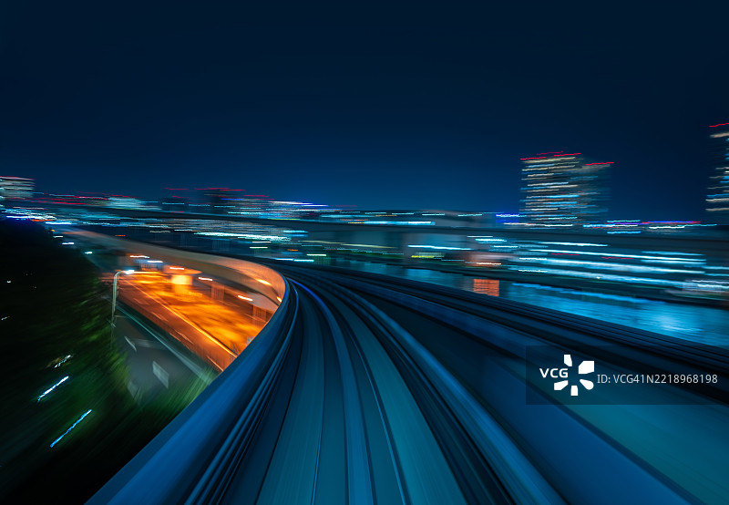 东京单轨电车夜间沿海湾的路线图片素材