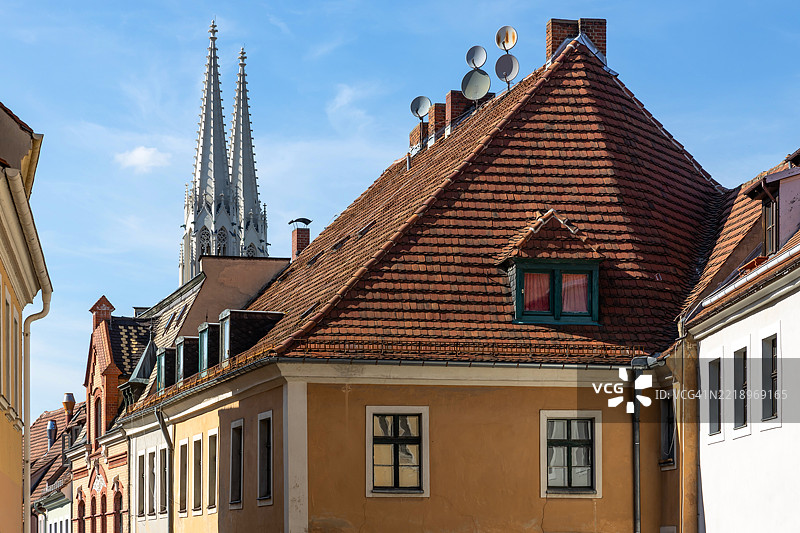 在戈尔利茨老城区的街道上，标志性的圣彼得和圣保罗大教堂图片素材