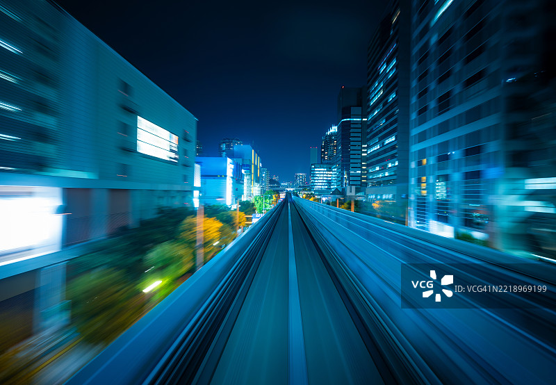 单轨列车快速驶入东京市中心图片素材