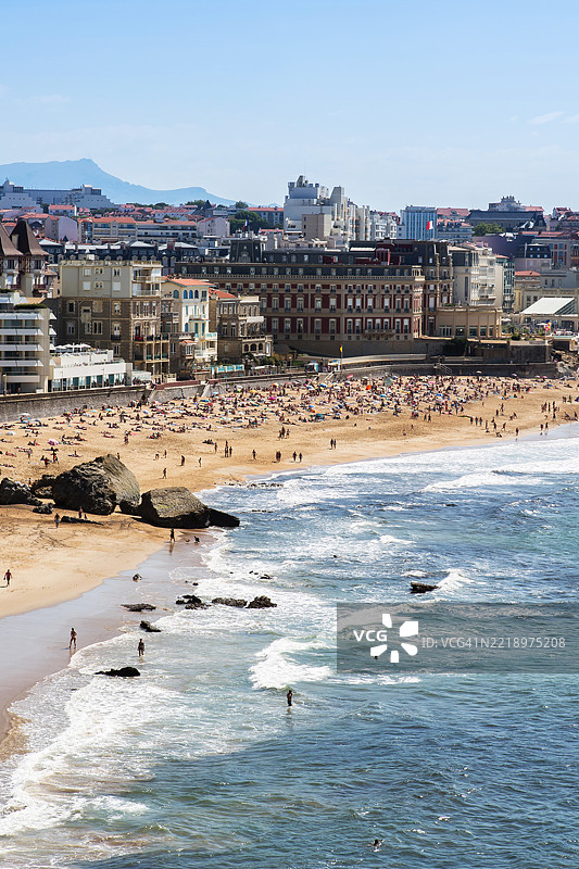 比亚里茨和比斯开湾，沙滩上有许多游客（法国）图片素材