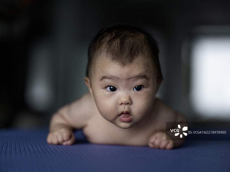 三个月大的宝宝在练习爬行图片素材