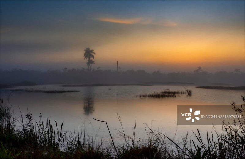 雾霭中的日出图片素材