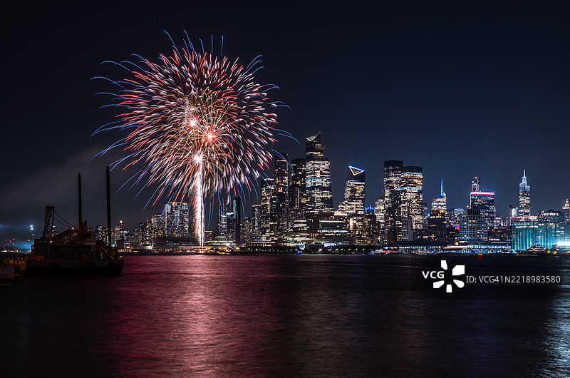 烟花与曼哈顿中城天际线图片素材