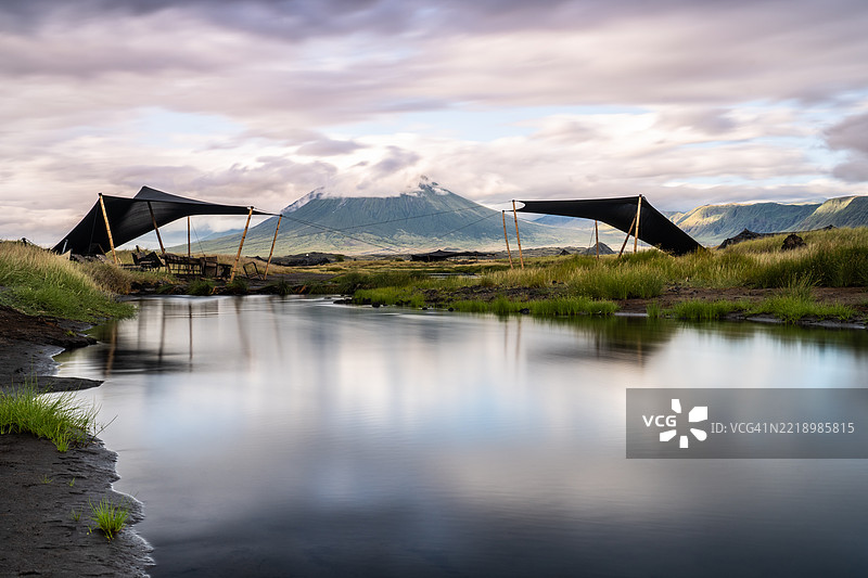 神圣山脉下的宁静图片素材