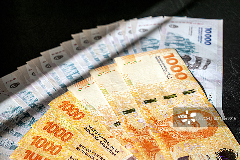 现金1000和10000阿根廷比索纸币。阿根廷货币。2024年设计 - 阿根廷比索图片素材