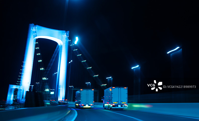 东京彩虹桥上的夜间卡车穿行图片素材