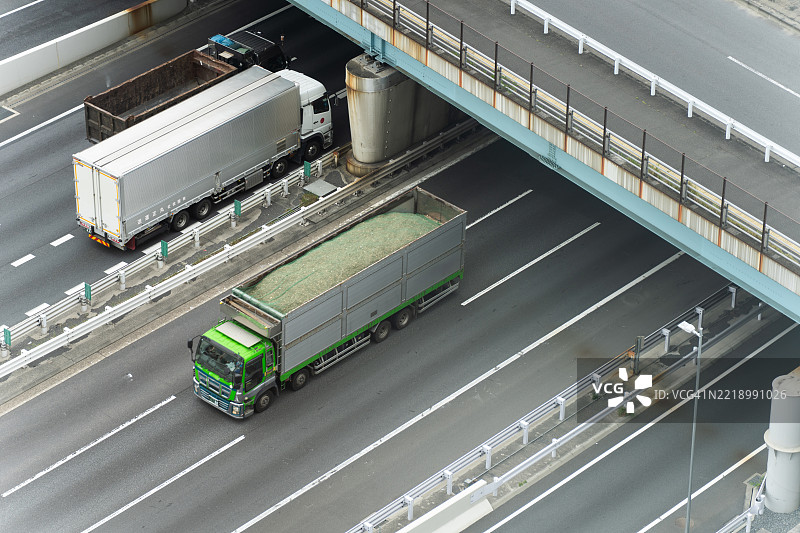 货车在东京高速公路上行驶，穿过高架桥下方图片素材