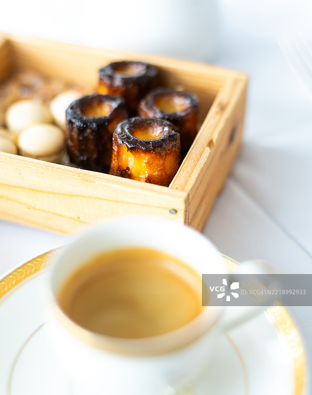 卡纳莱和小点心搭配浓缩咖啡图片素材