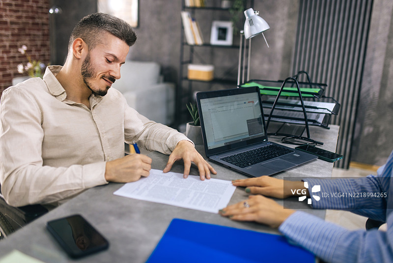 一位坐在轮椅上的年轻人来到雇主面前寻找工作。图片素材