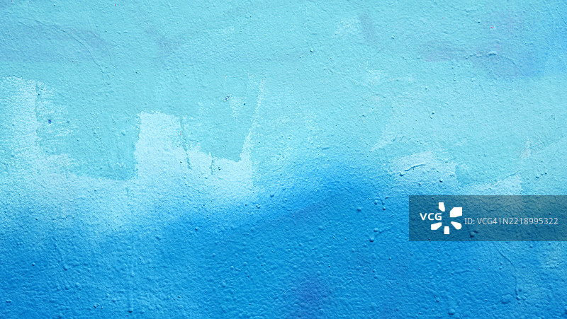 布鲁和白色阴影的混凝土墙。粗糙的纹理。阳光。自然色彩。法国巴黎。全画幅 16:9图片素材