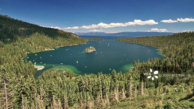 自然风光，展示了塔霍湖、常青森林和岛屿。美国图片素材