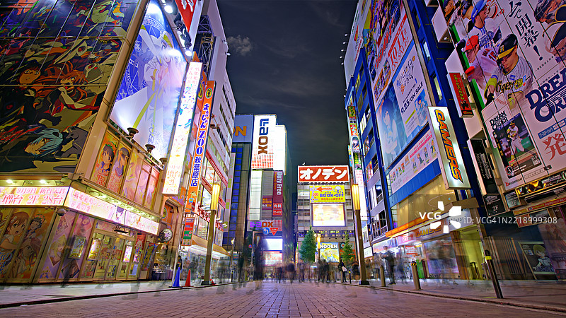 东京秋叶原购物区夜晚的五彩灯光图片素材