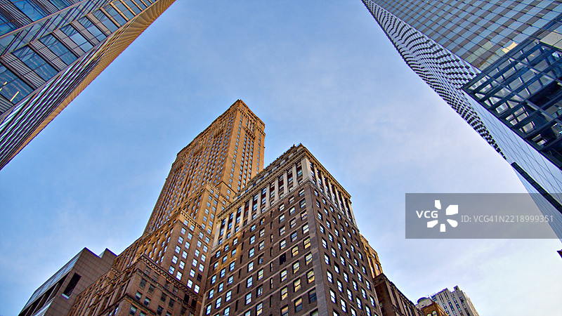典型的曼哈顿住宅建筑面向企业摩天大楼 - 纽约城市风景，美国图片素材