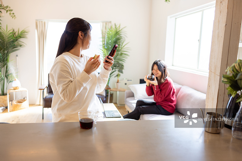 两个女性在共享房间里交谈图片素材