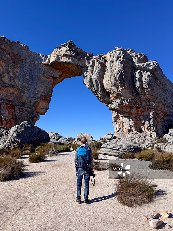 徒步旅行者在清澈蓝天下探索Cederberg荒野地区的沙岩地貌Wolfberg Arch图片素材