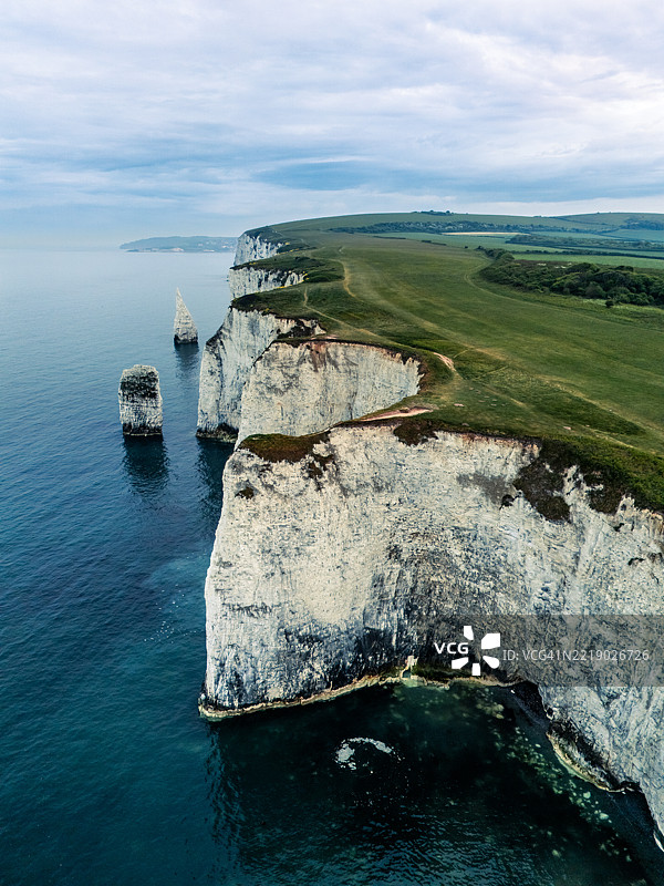 英格兰多塞特郡普尔贝克岛上的老哈里岩石的鸟瞰图图片素材