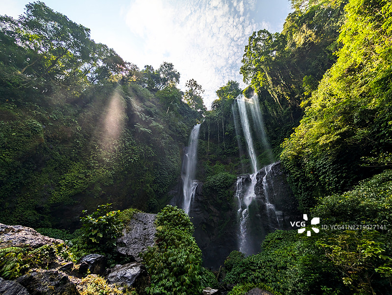Sekumpul瀑布的阳光照射图片素材