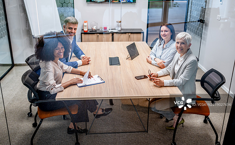 商务人士在办公室开会图片素材