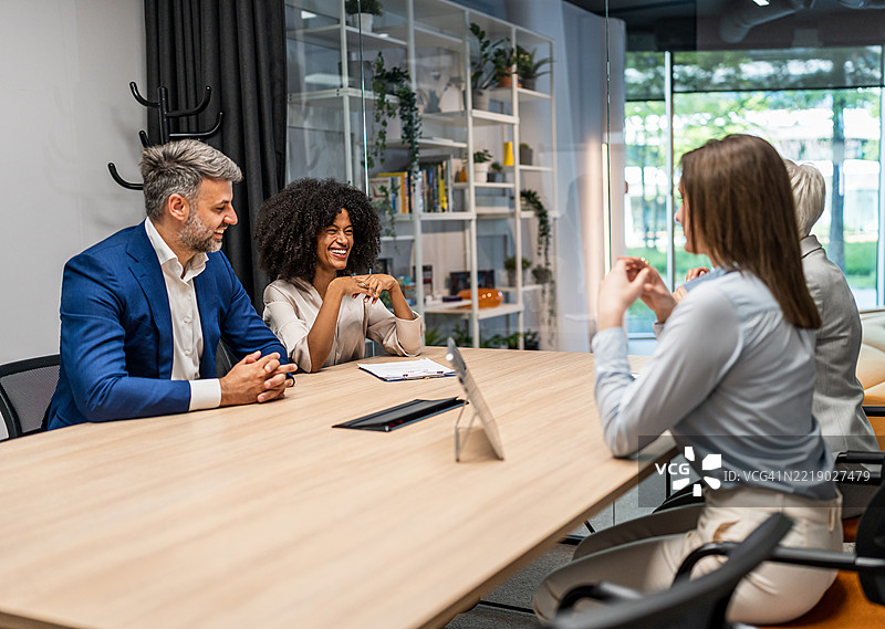 经理们正在面试一位年轻女性候选人以填补职位空缺图片素材