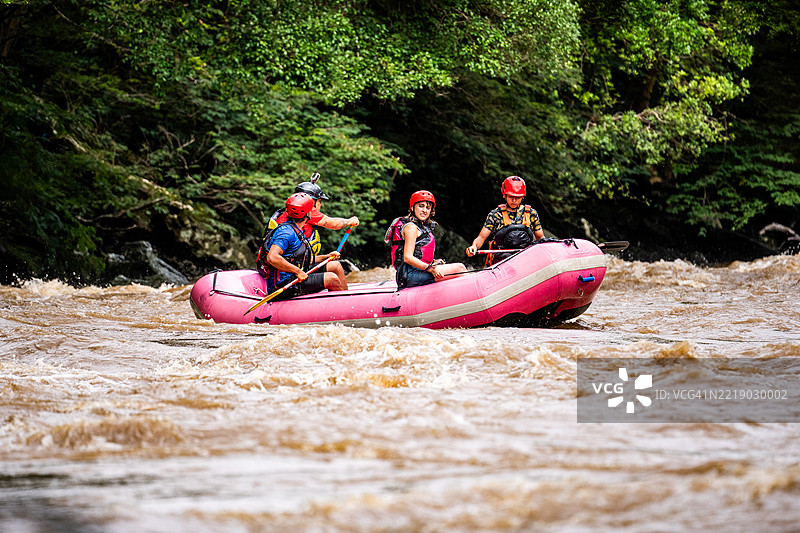 朋友们在河上漂流图片素材