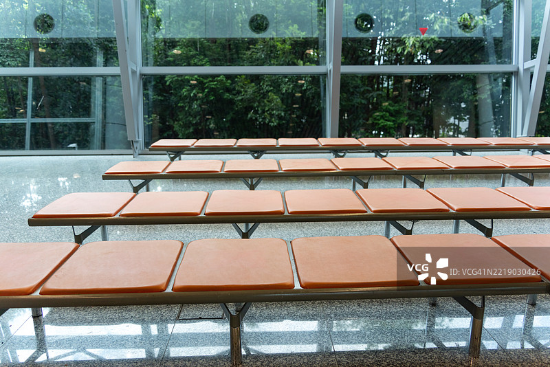 机场休息室内空荡荡的椅子排。图片素材